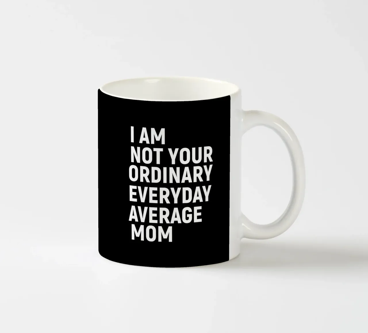 I am not your ordinary everyday average mom tazza in ceramica da happieeagle