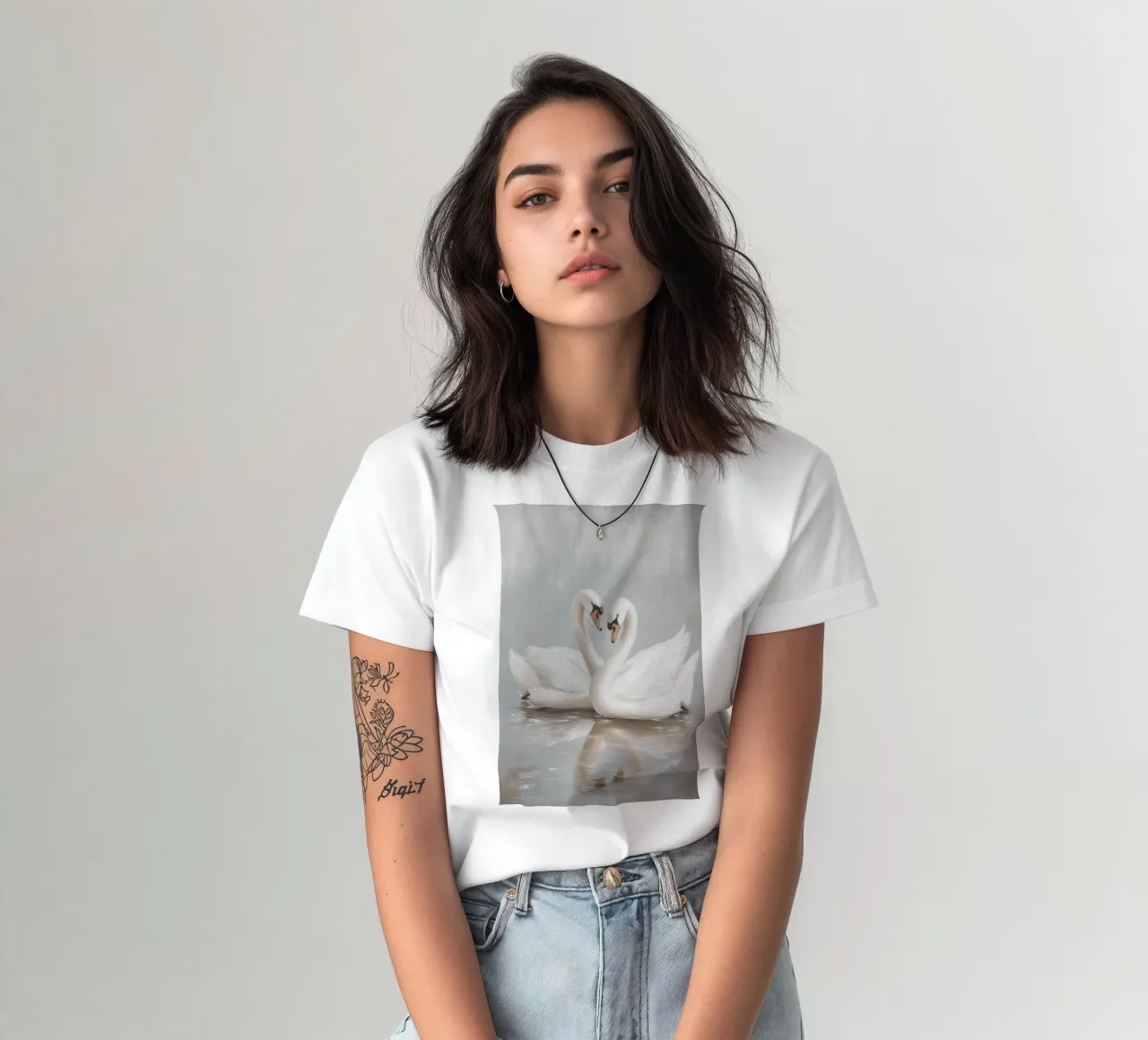 Elegante coppia di cigni in acque serene t-shirt da Melloi Art Print