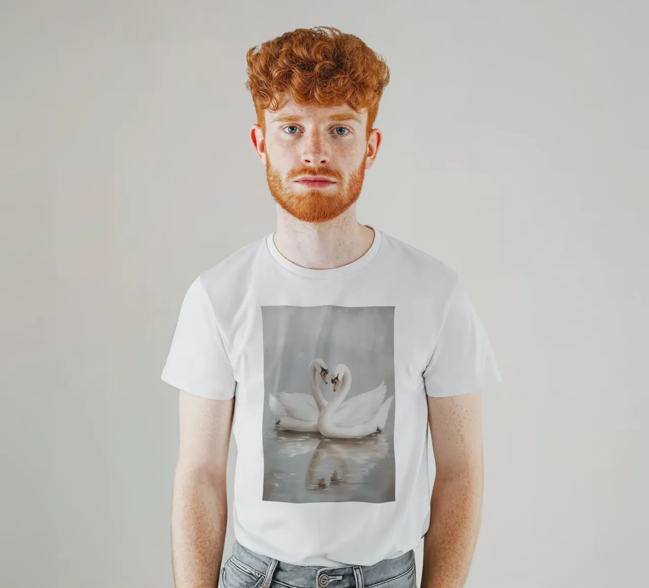 Elegante coppia di cigni in acque serene t-shirt da Melloi Art Print