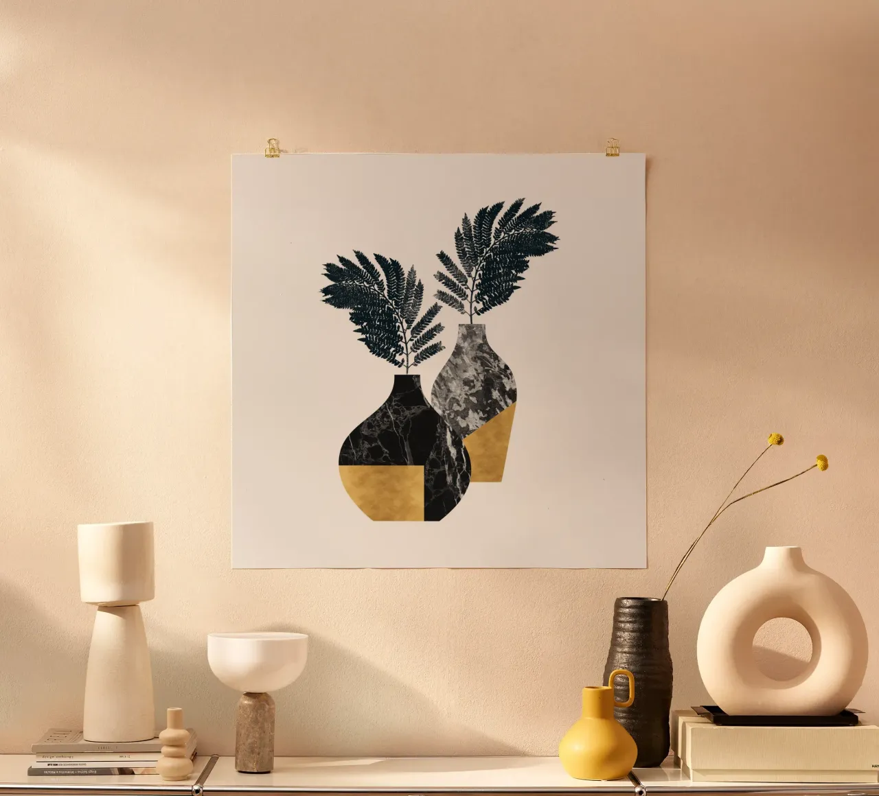 Moderne Vase Botanical - Schwarzer Marmor und Blattgold Design Poster mit Kunststoffrahmen von kookiepixel
