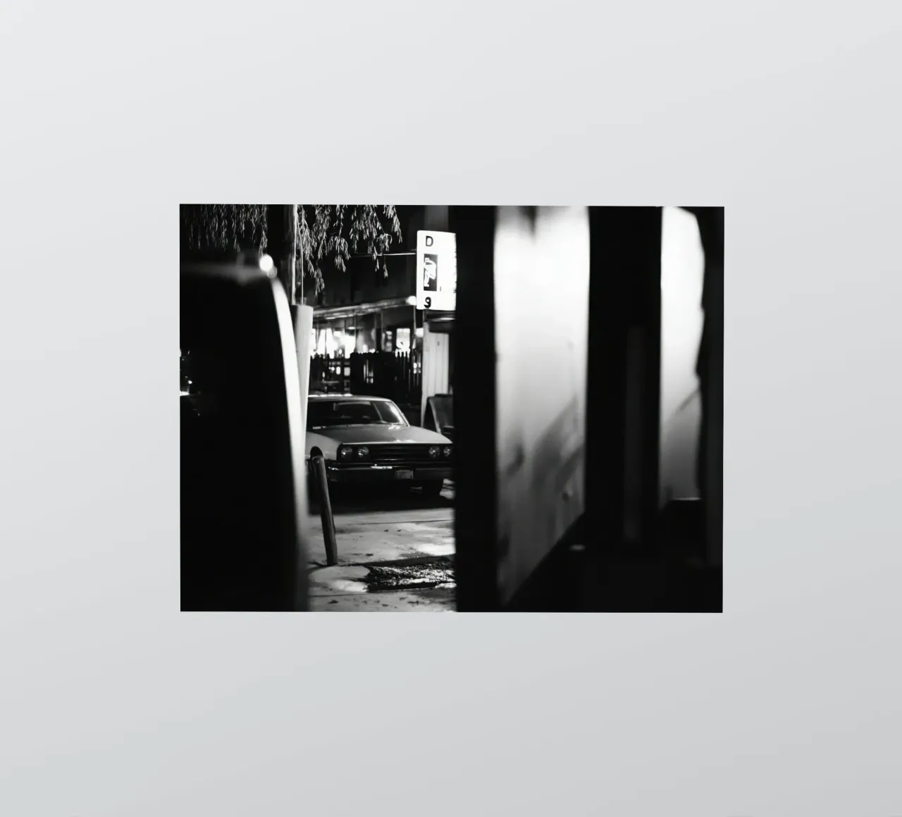 Refuge nocturne sticker by Black & White