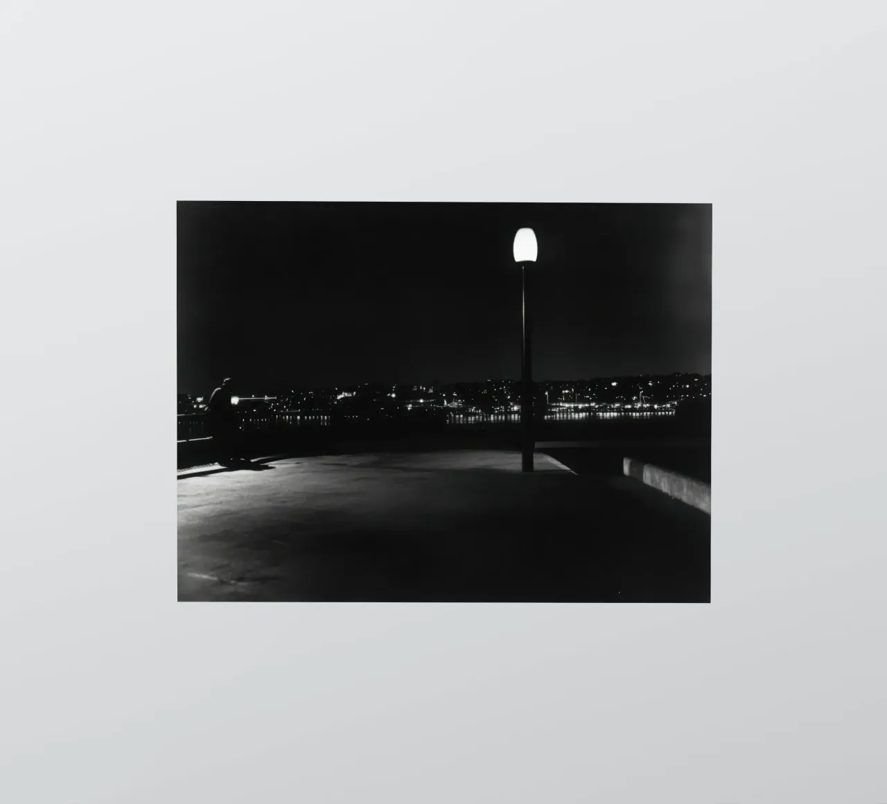 Notte tranquilla in riva al mare adesivo da Black & White