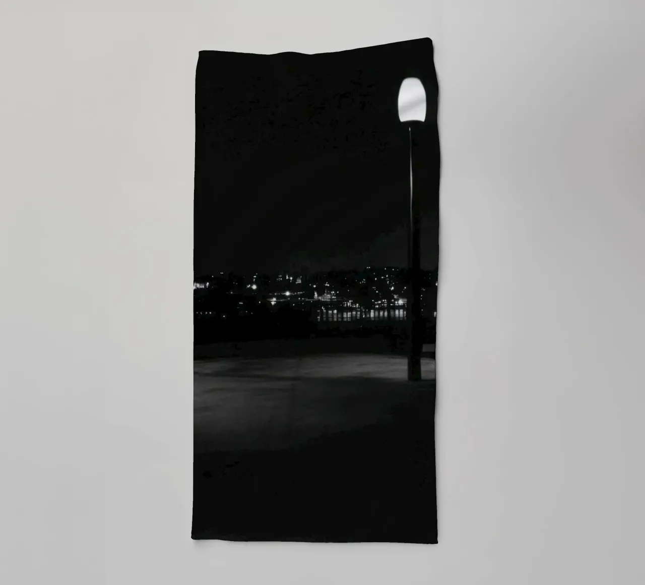 Notte tranquilla in riva al mare asciugamano da bagno da Black & White