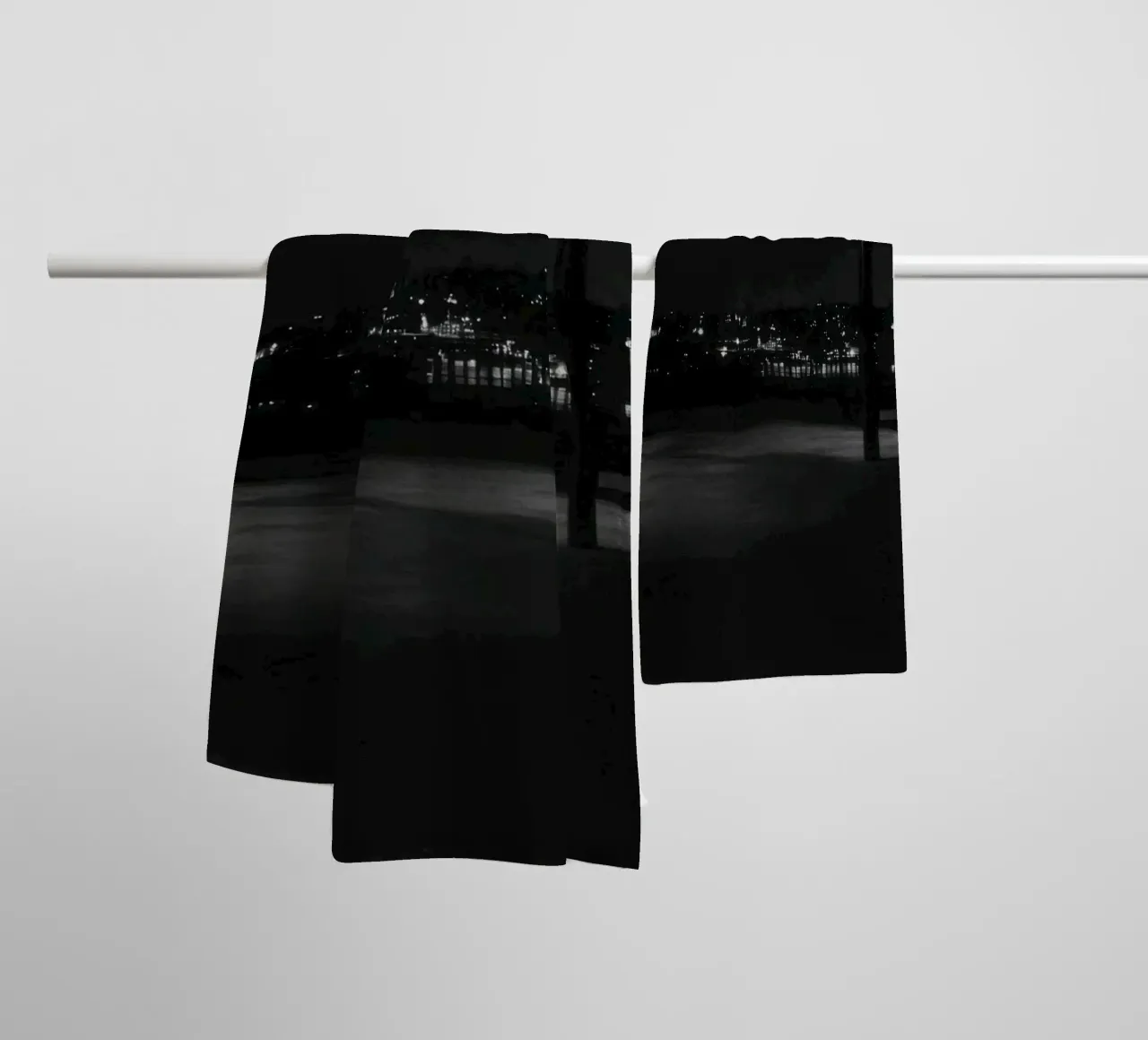 Notte tranquilla in riva al mare asciugamano da bagno da Black & White