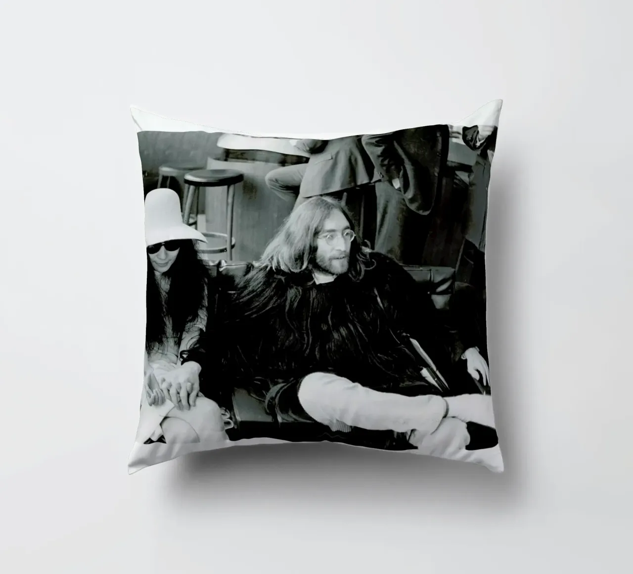 John Lennon and Yoko Ono cuscino da Gallery Print and Art Limited