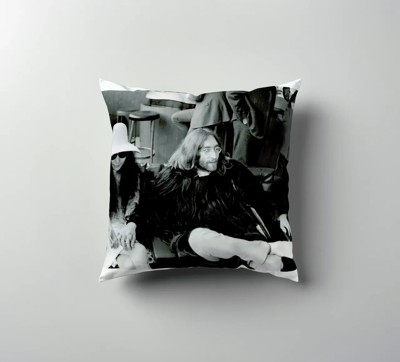 John Lennon and Yoko Ono cuscino da Gallery Print and Art Limited