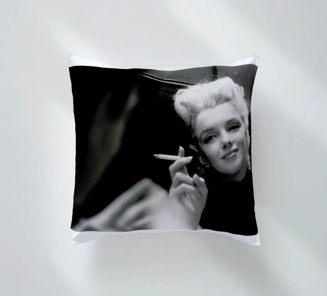 Marilyn Monroe in New York, 1955 cuscino da Gallery Print and Art Limited