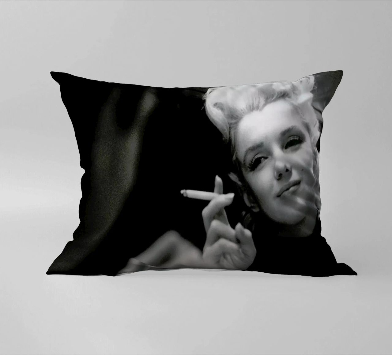 Marilyn Monroe in New York, 1955 cuscino da Gallery Print and Art Limited