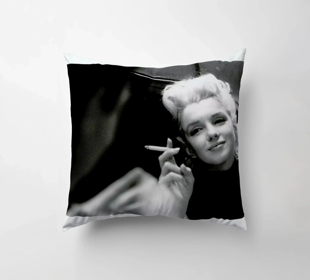 Marilyn Monroe in New York, 1955 cuscino da Gallery Print and Art Limited