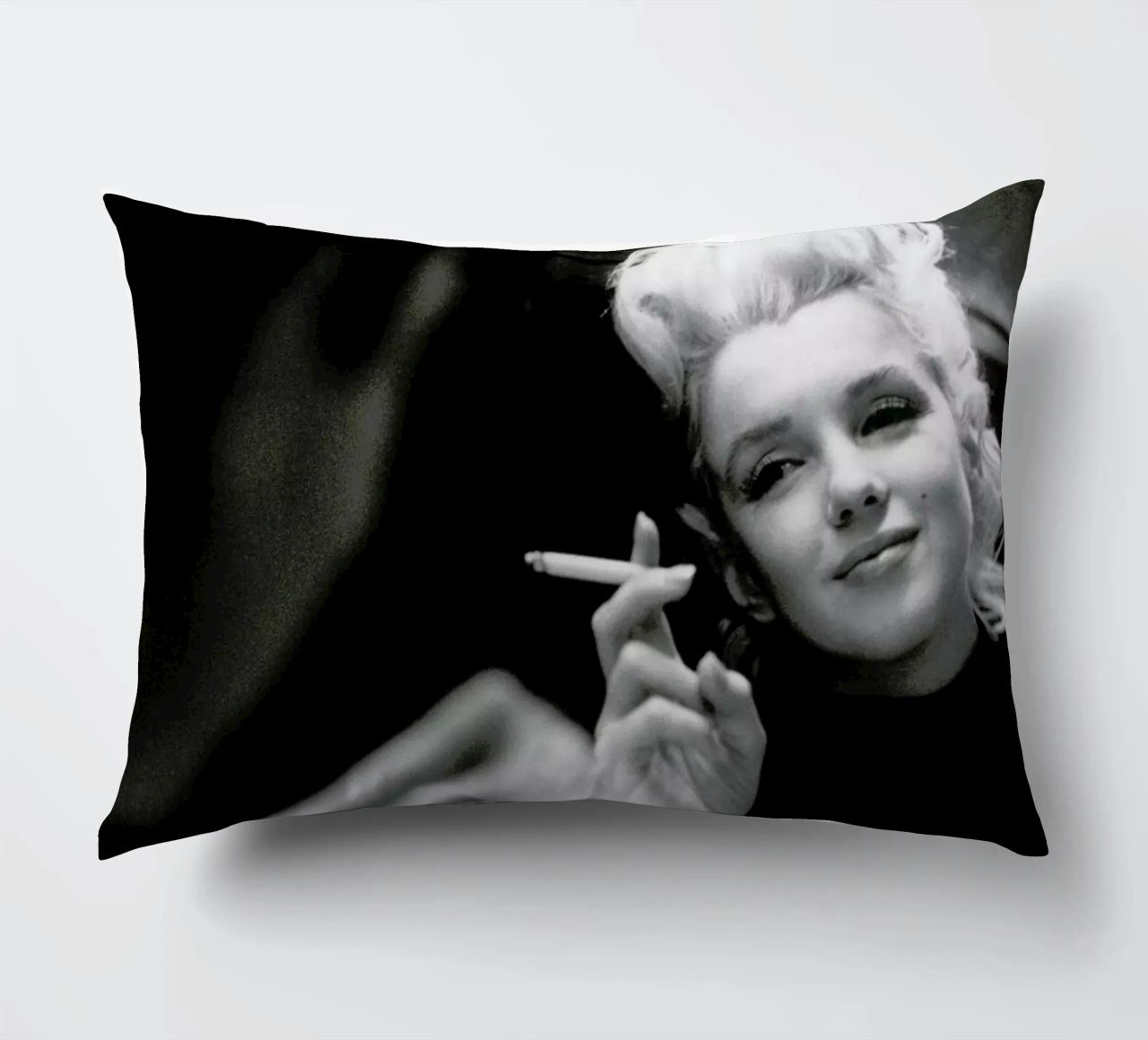 Marilyn Monroe in New York, 1955 cuscino da Gallery Print and Art Limited