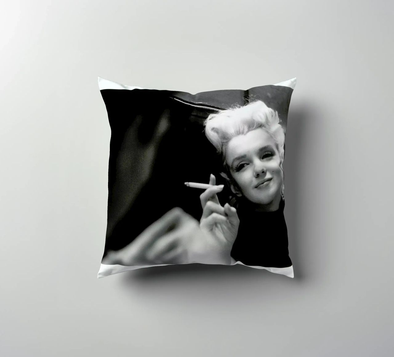 Marilyn Monroe in New York, 1955 cuscino da Gallery Print and Art Limited