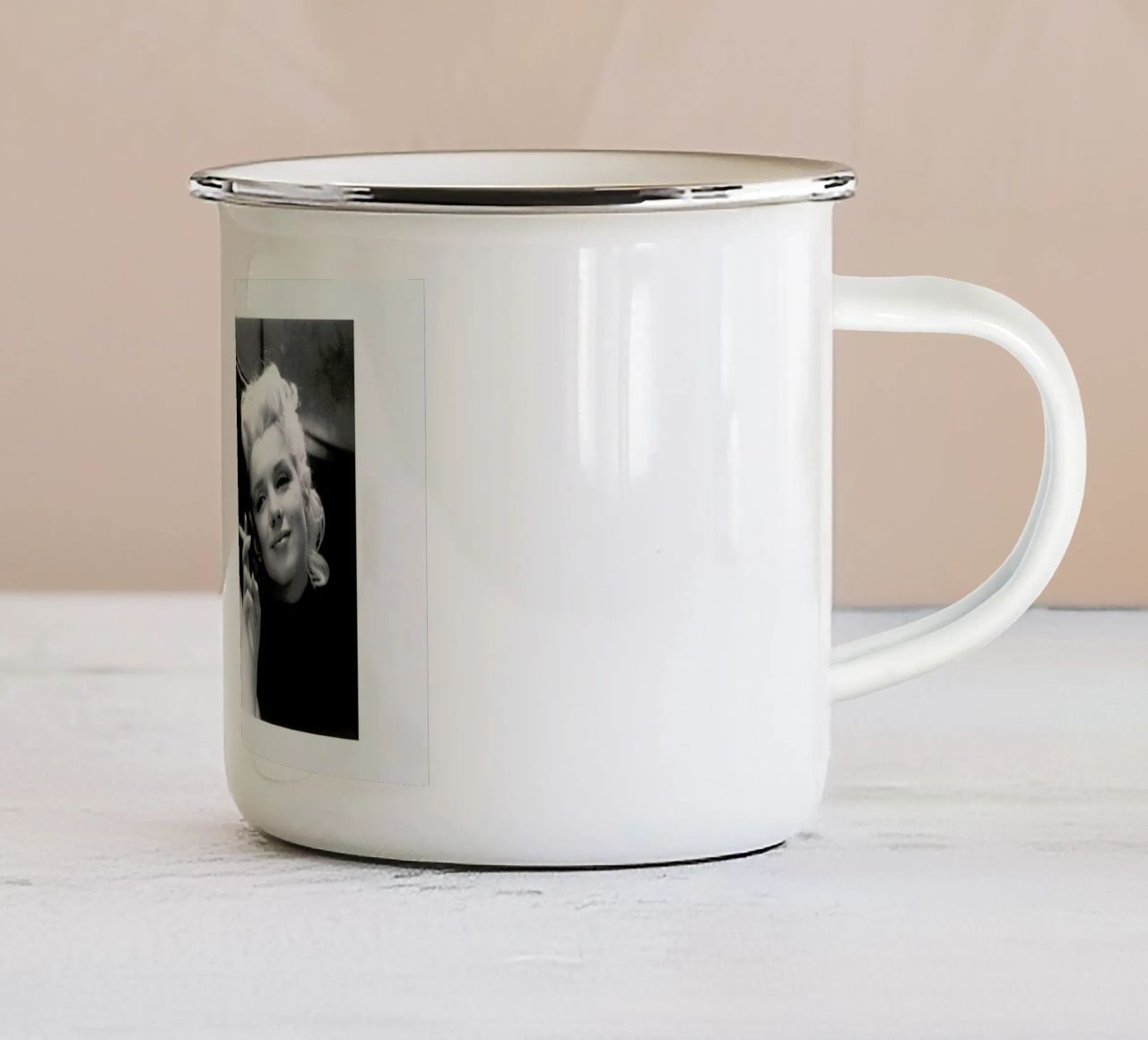 Marilyn Monroe in New York, 1955 tazza in smalto da Gallery Print and Art Limited