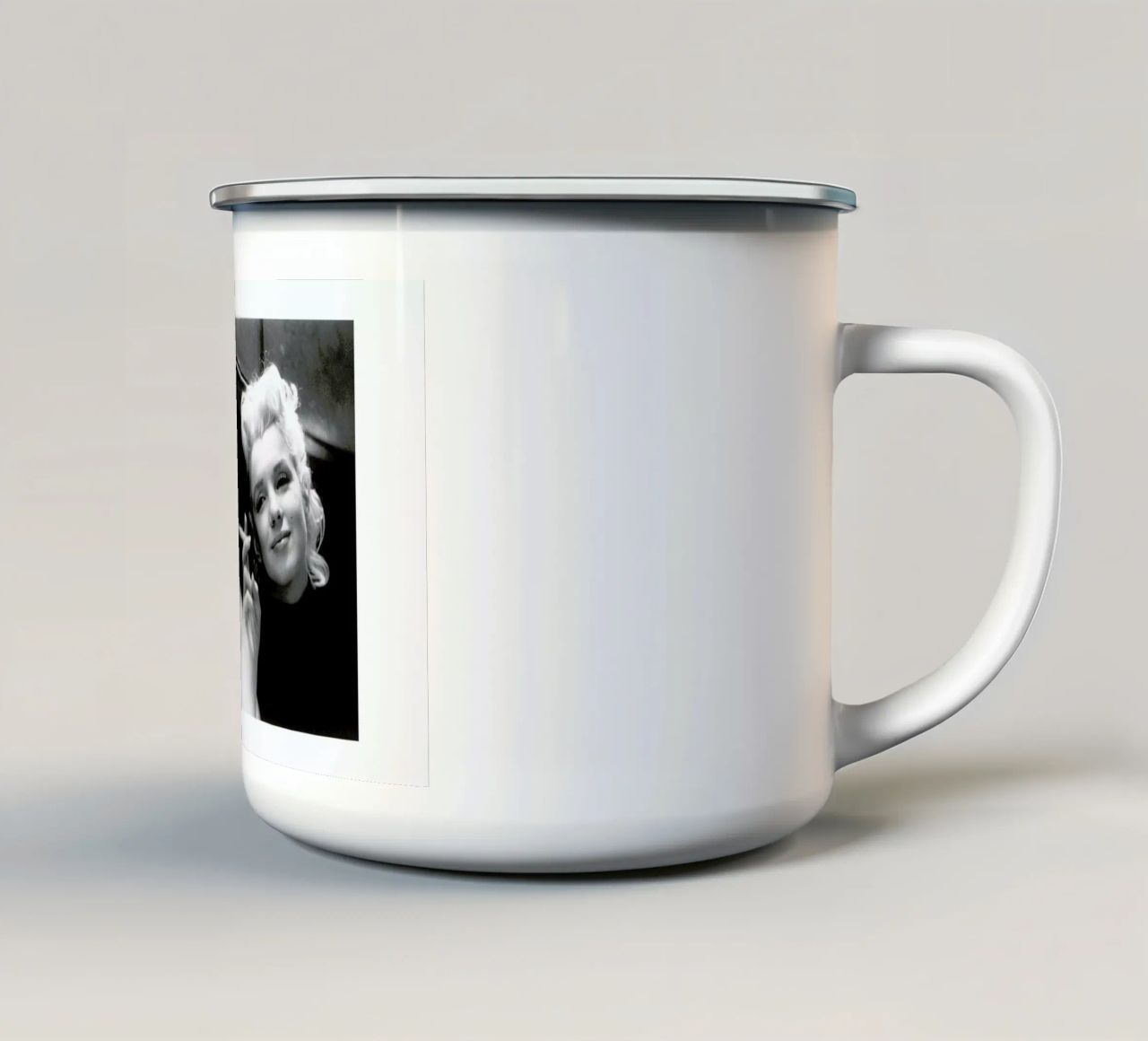 Marilyn Monroe in New York, 1955 tazza in smalto da Gallery Print and Art Limited