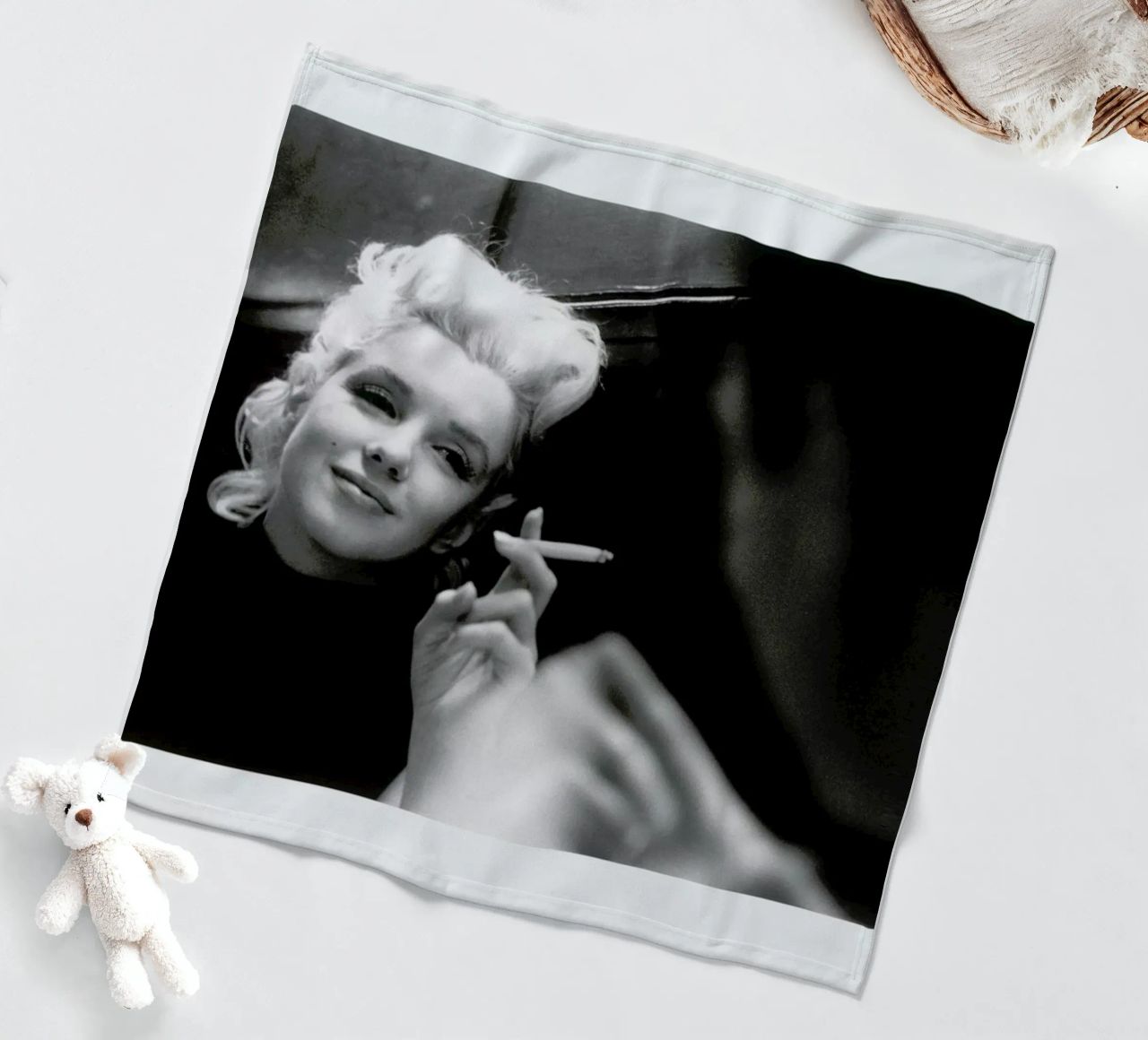 Marilyn Monroe in New York, 1955 coperta in pile da Gallery Print and Art Limited