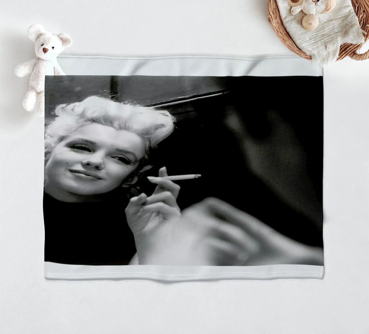 Marilyn Monroe in New York, 1955 coperta in pile da Gallery Print and Art Limited