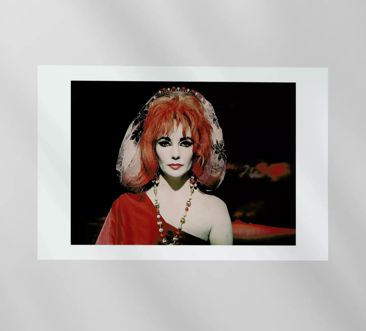 Elizabeth Taylor in Doctor Faustus, 1967 pellicola backlit da Gallery Print and Art Limited