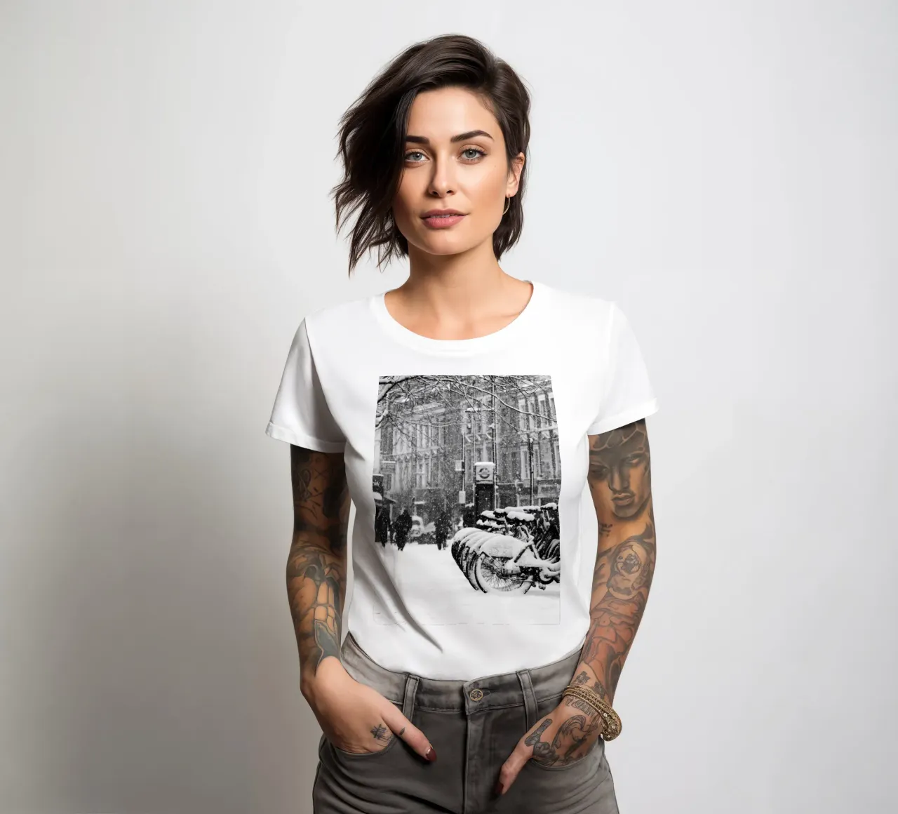 Scena di città invernale in bianco e nero t-shirt da donna da Whole©