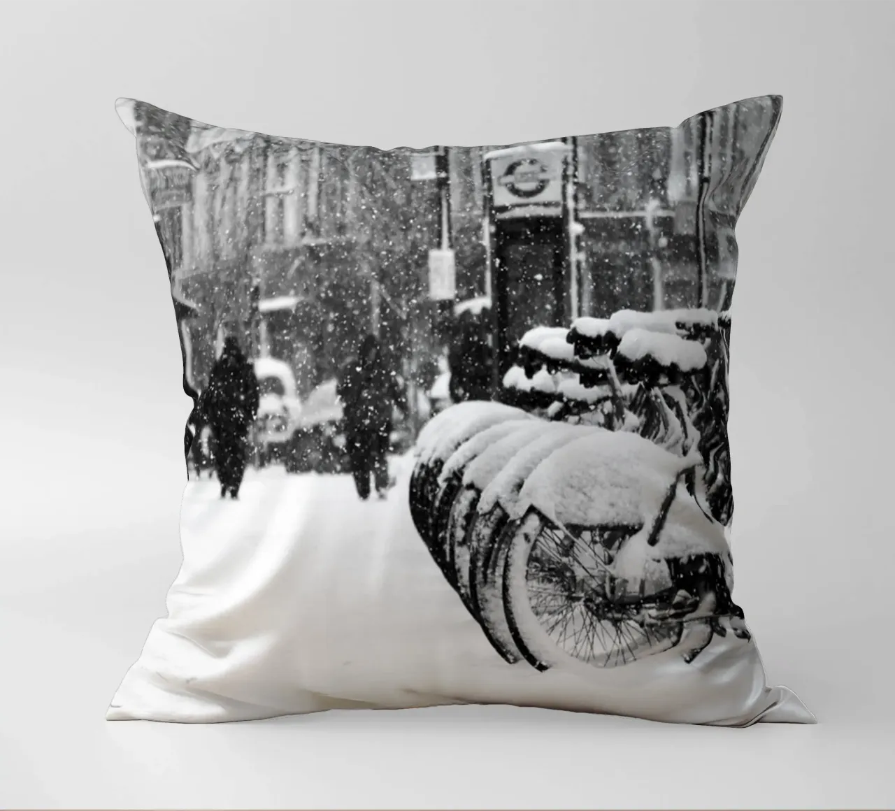 Scena di città invernale in bianco e nero cuscino da Whole©