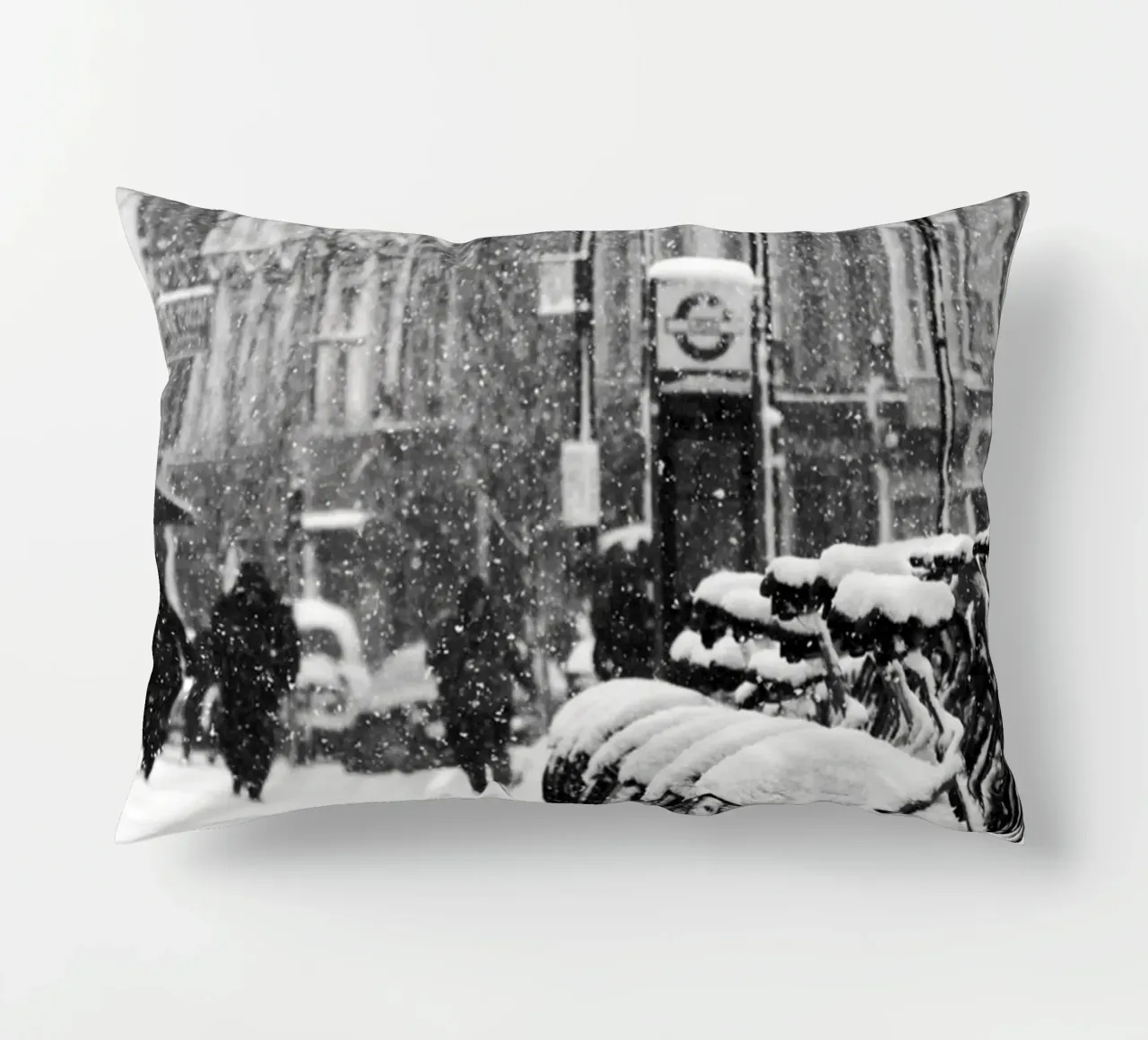 Scena di città invernale in bianco e nero cuscino da Whole©