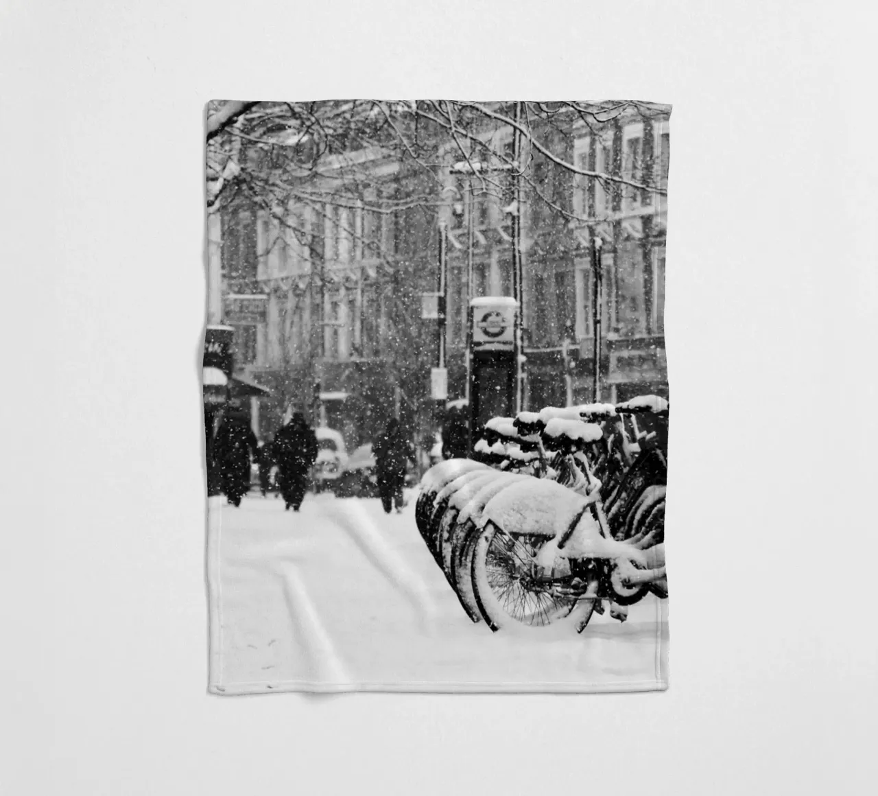 Scena di città invernale in bianco e nero coperta in pile da Whole©
