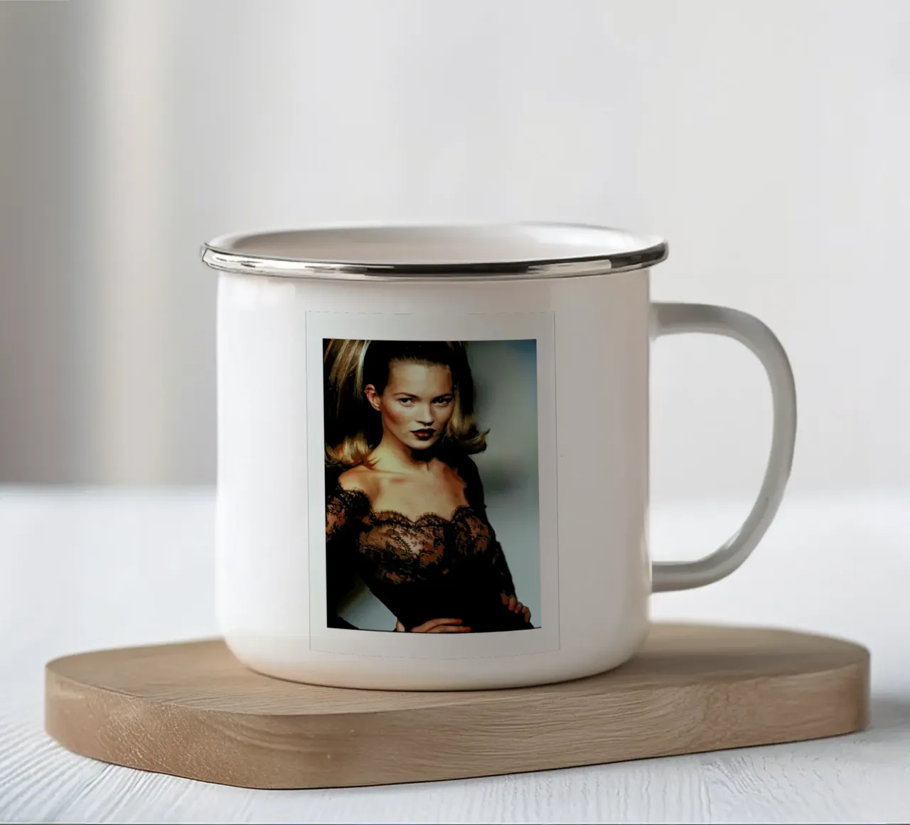 Kate Moss tazza in smalto da Gallery Print and Art Limited