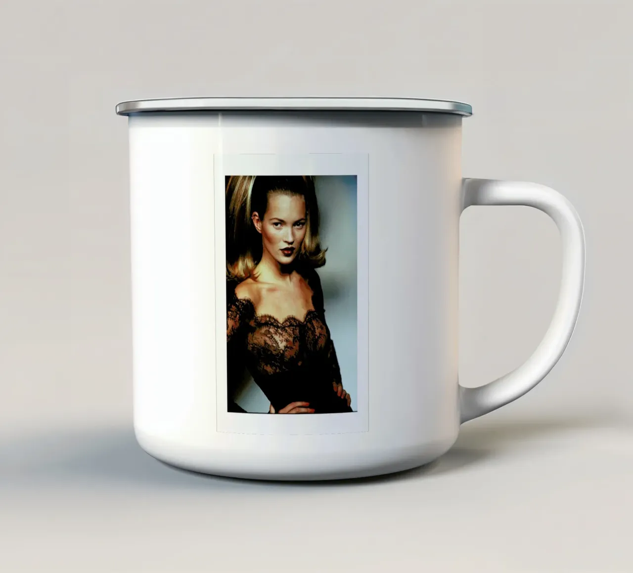 Kate Moss tazza in smalto da Gallery Print and Art Limited