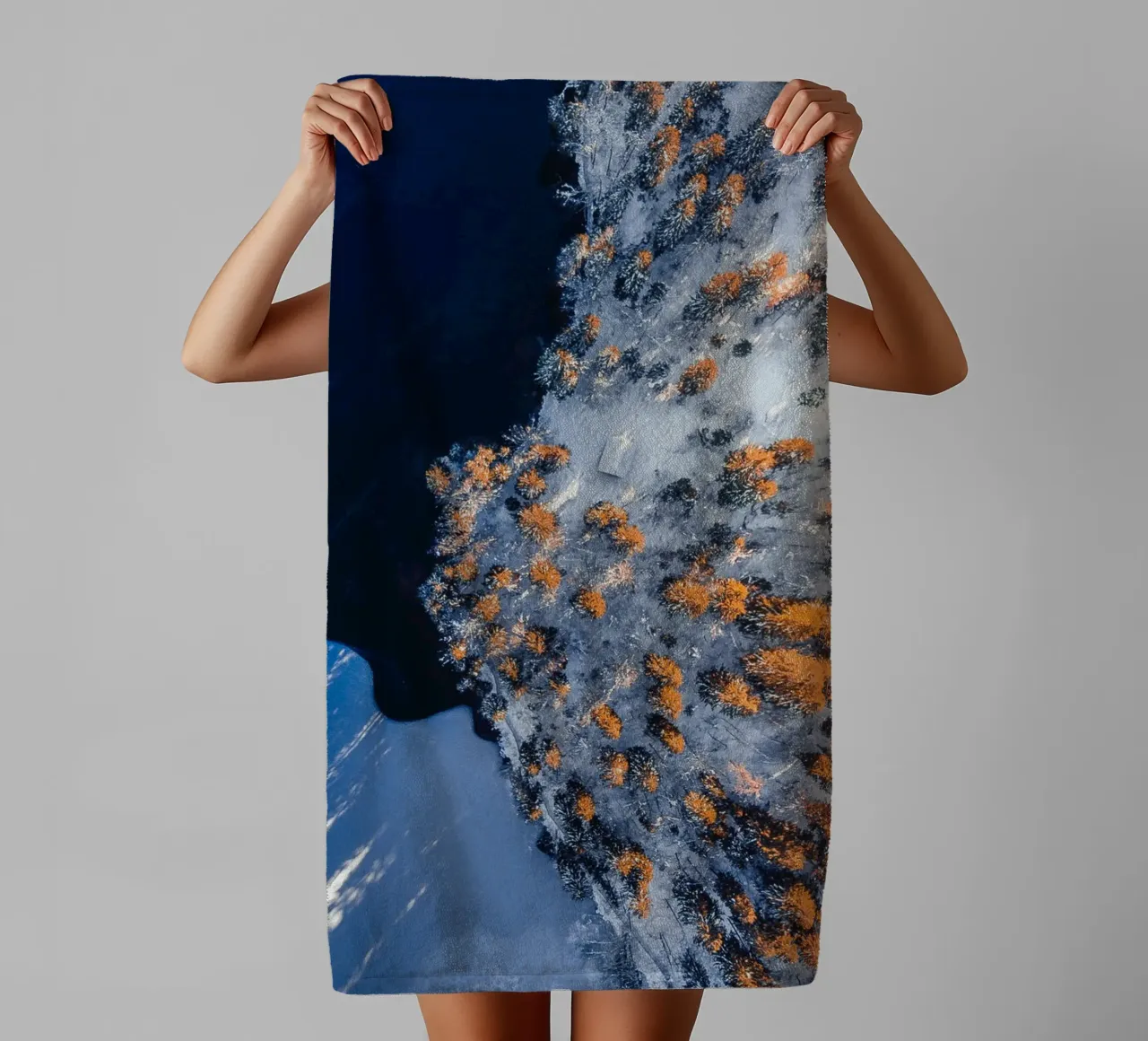 Vue hivernale sur la forêt serviette de bain de Whole©