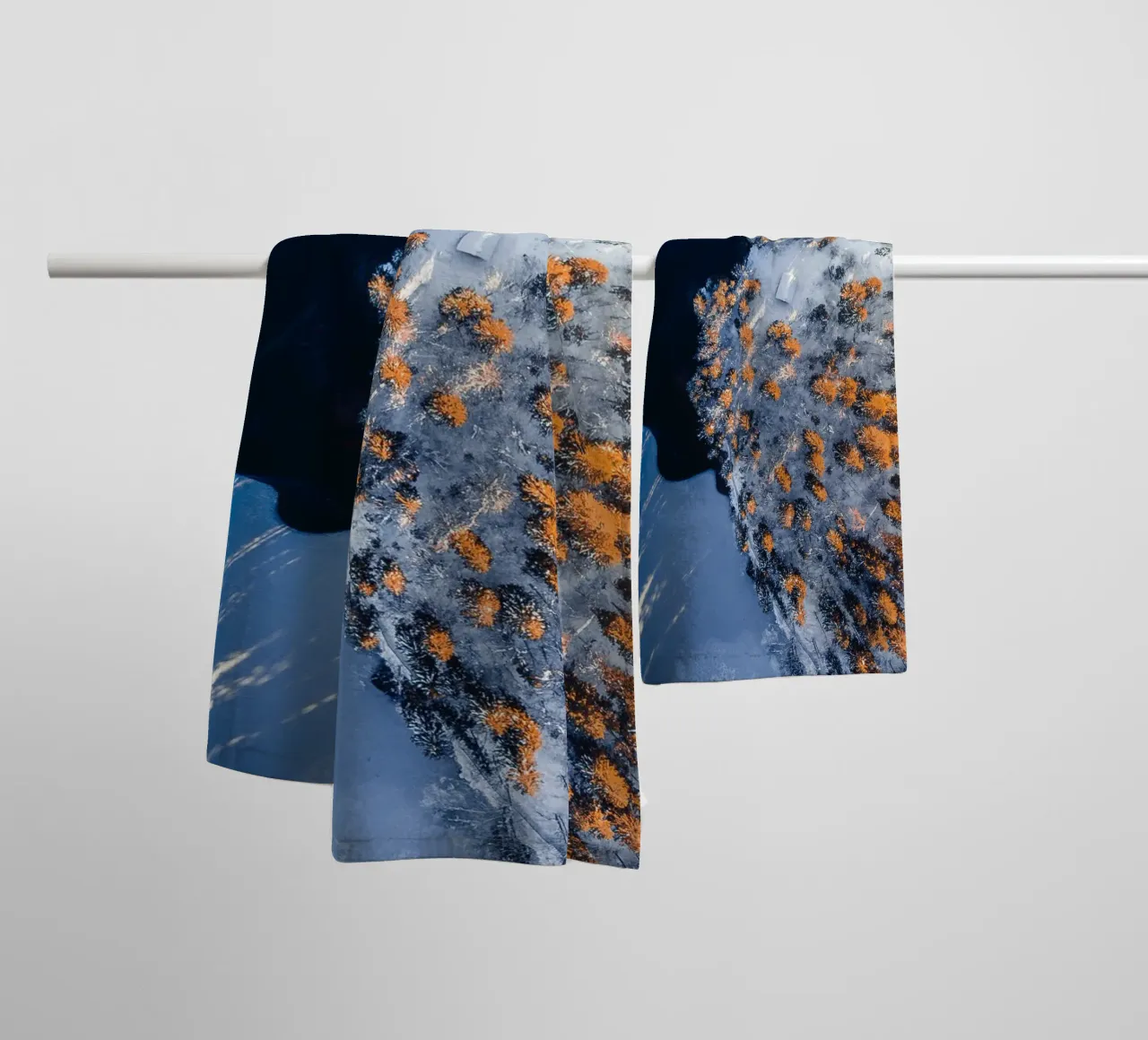Vue hivernale sur la forêt serviette de bain de Whole©