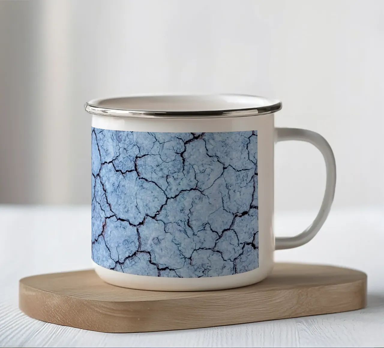 Ontwerp met vorsttextuur - Abstracte winterse esthetiek emaille mok van Whole©