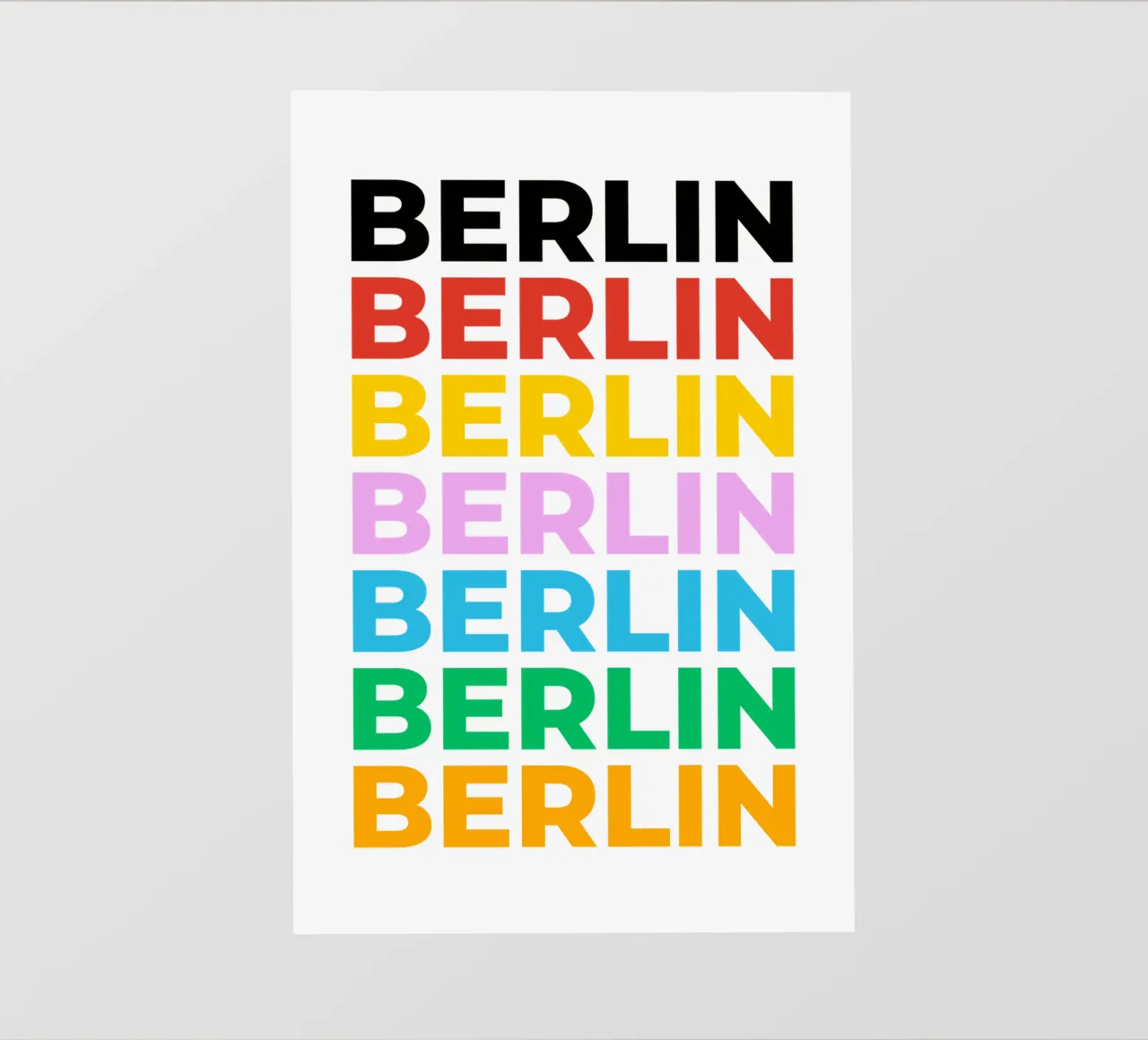 Design tipografico berlinese con lettere colorate pellicola backlit da Berlin Moments