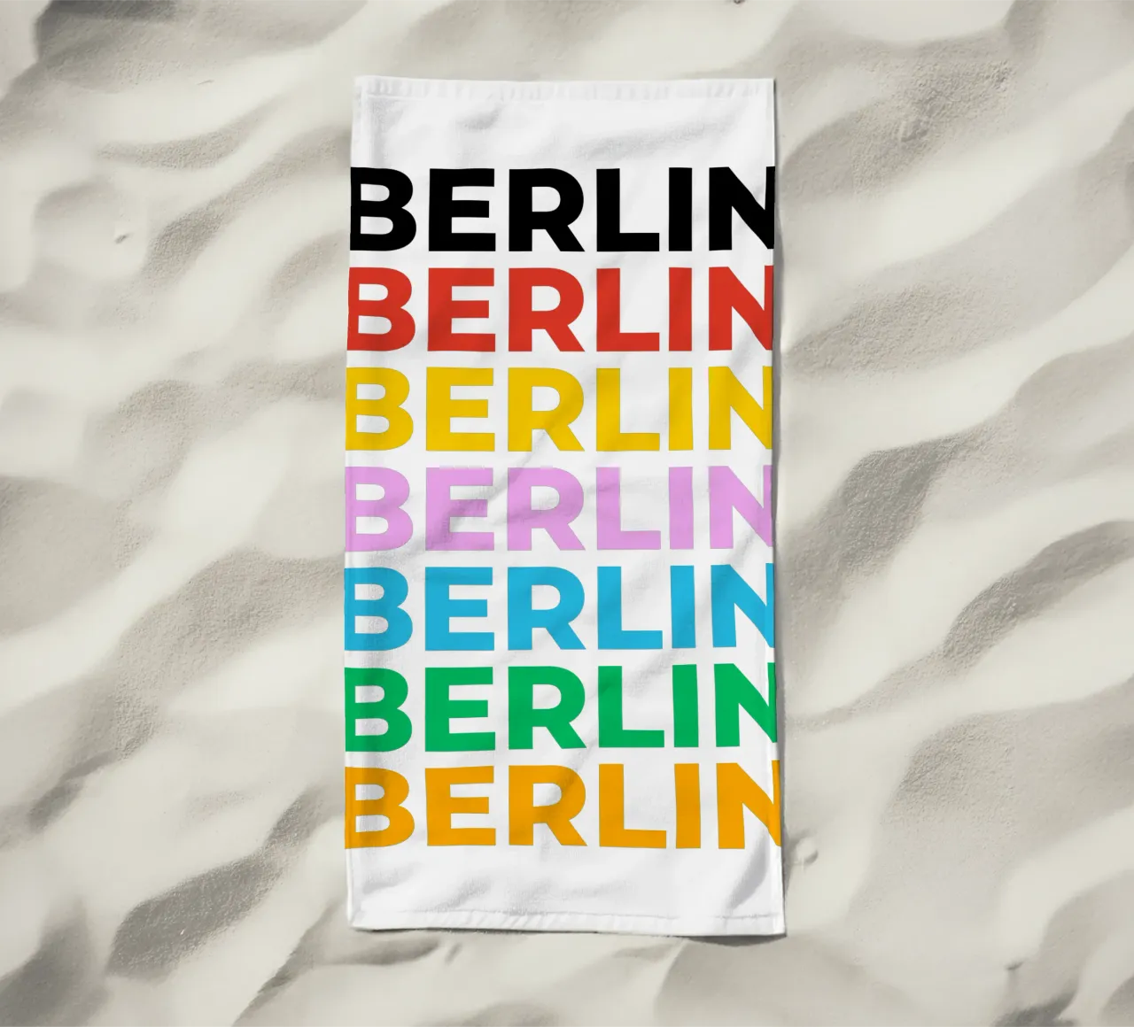 Design tipografico berlinese con lettere colorate telo mare da Berlin Moments