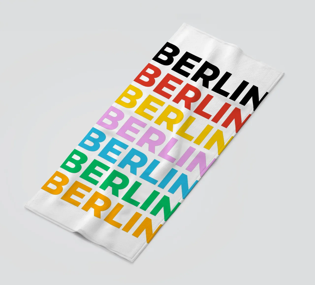 Design tipografico berlinese con lettere colorate telo mare da Berlin Moments