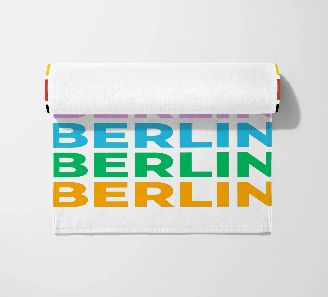 Design tipografico berlinese con lettere colorate telo mare da Berlin Moments