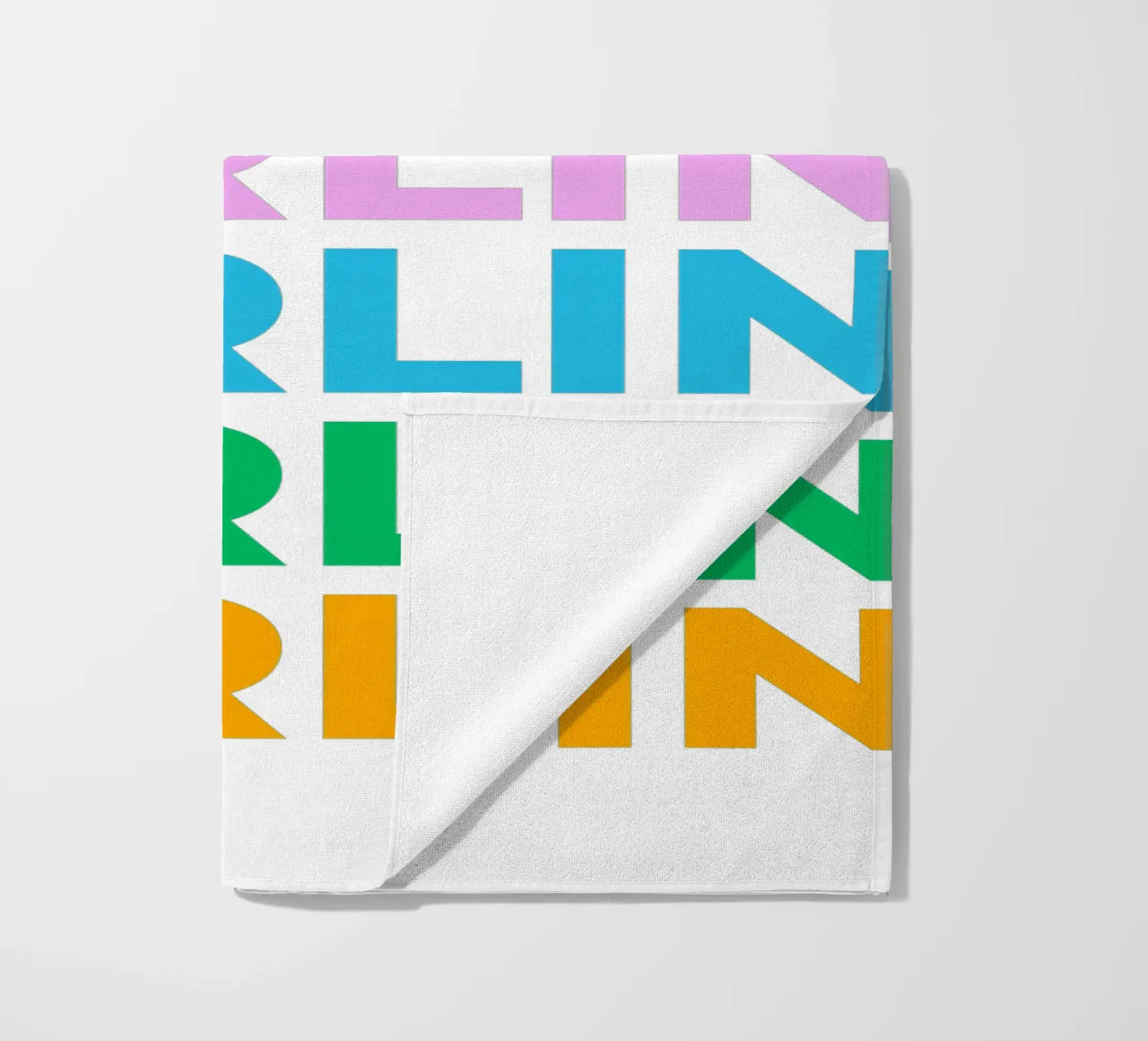 Design tipografico berlinese con lettere colorate telo mare da Berlin Moments