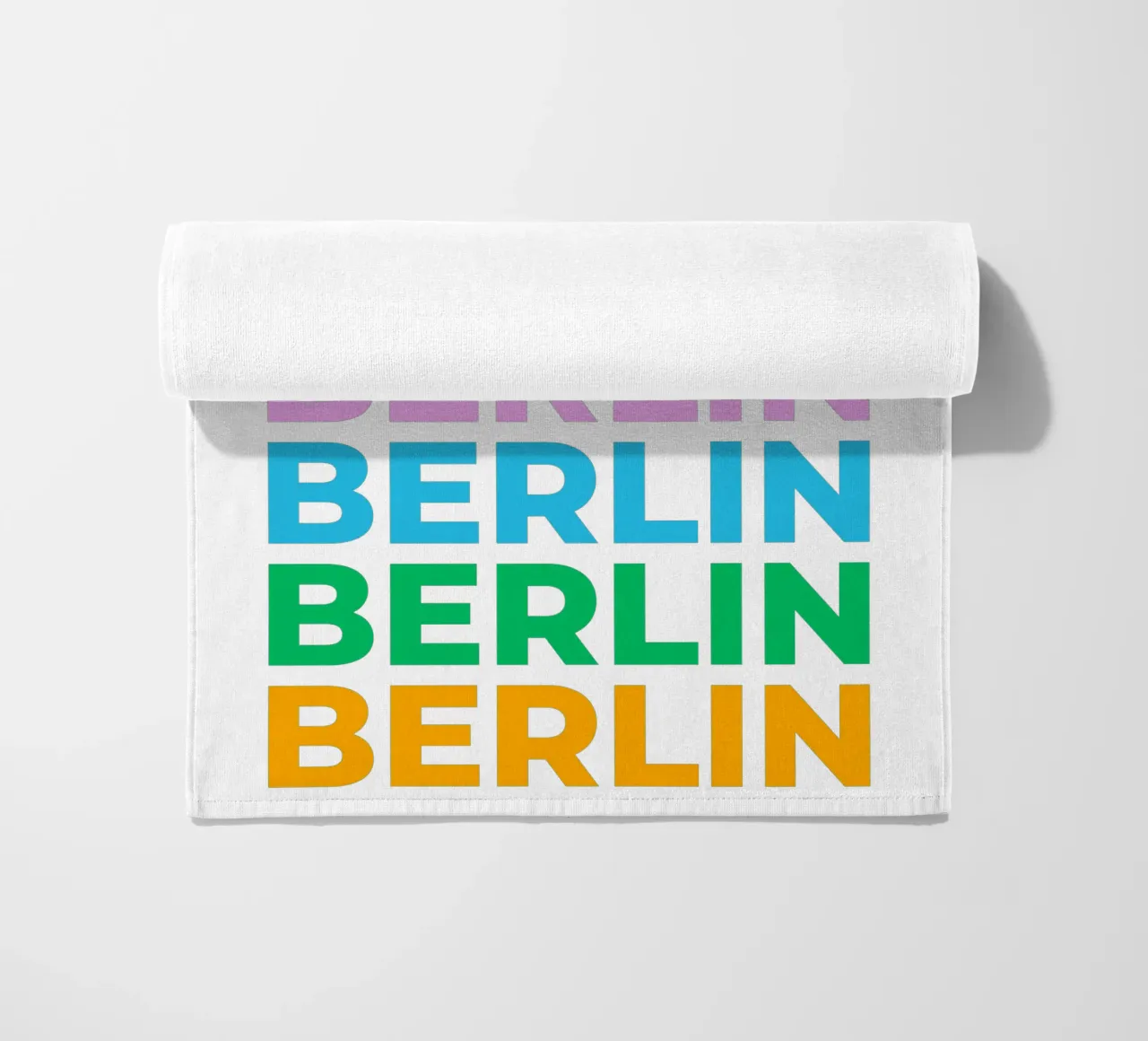 Design tipografico berlinese con lettere colorate telo mare da Berlin Moments
