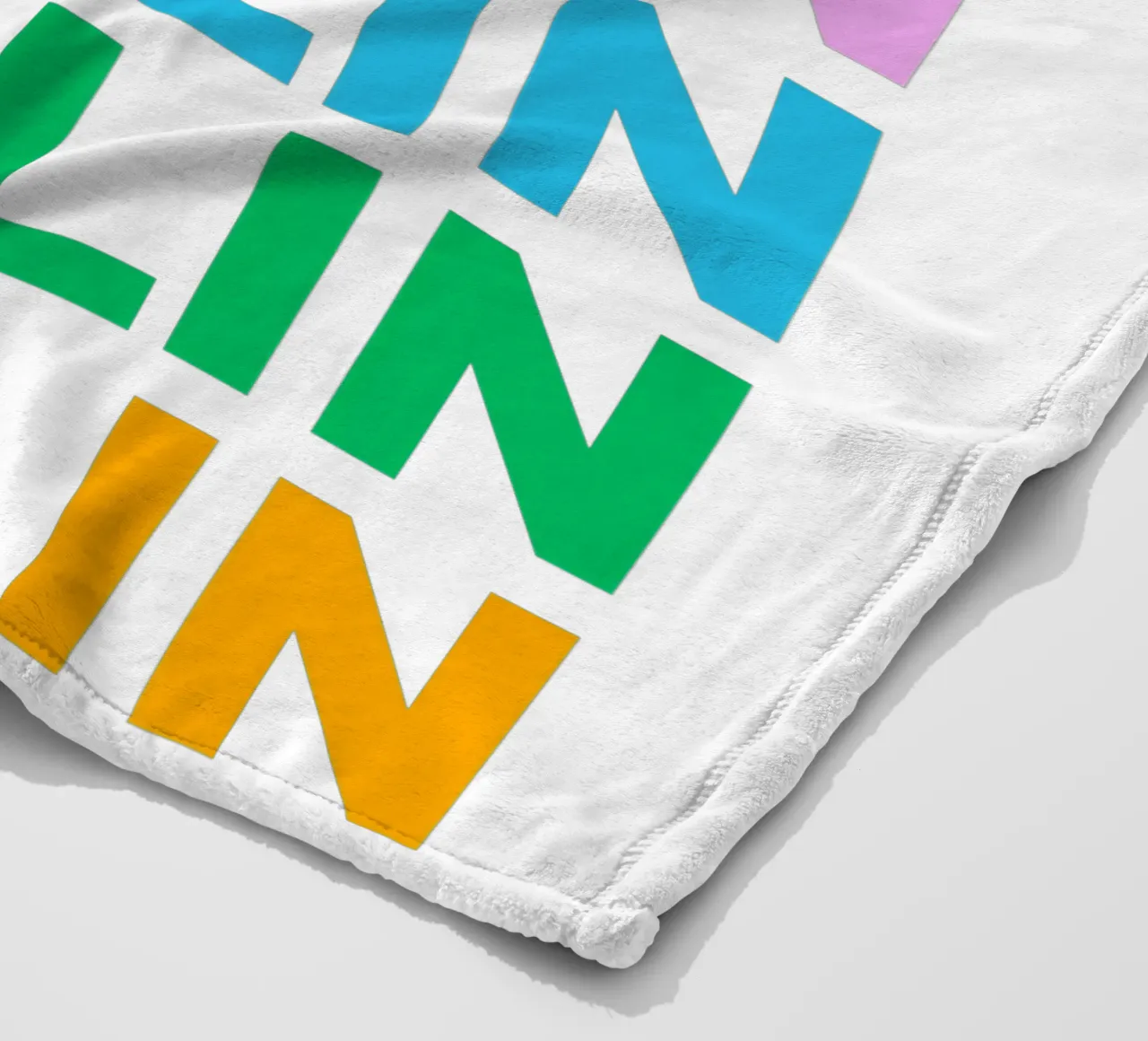 Design tipografico berlinese con lettere colorate coperta in pile da Berlin Moments