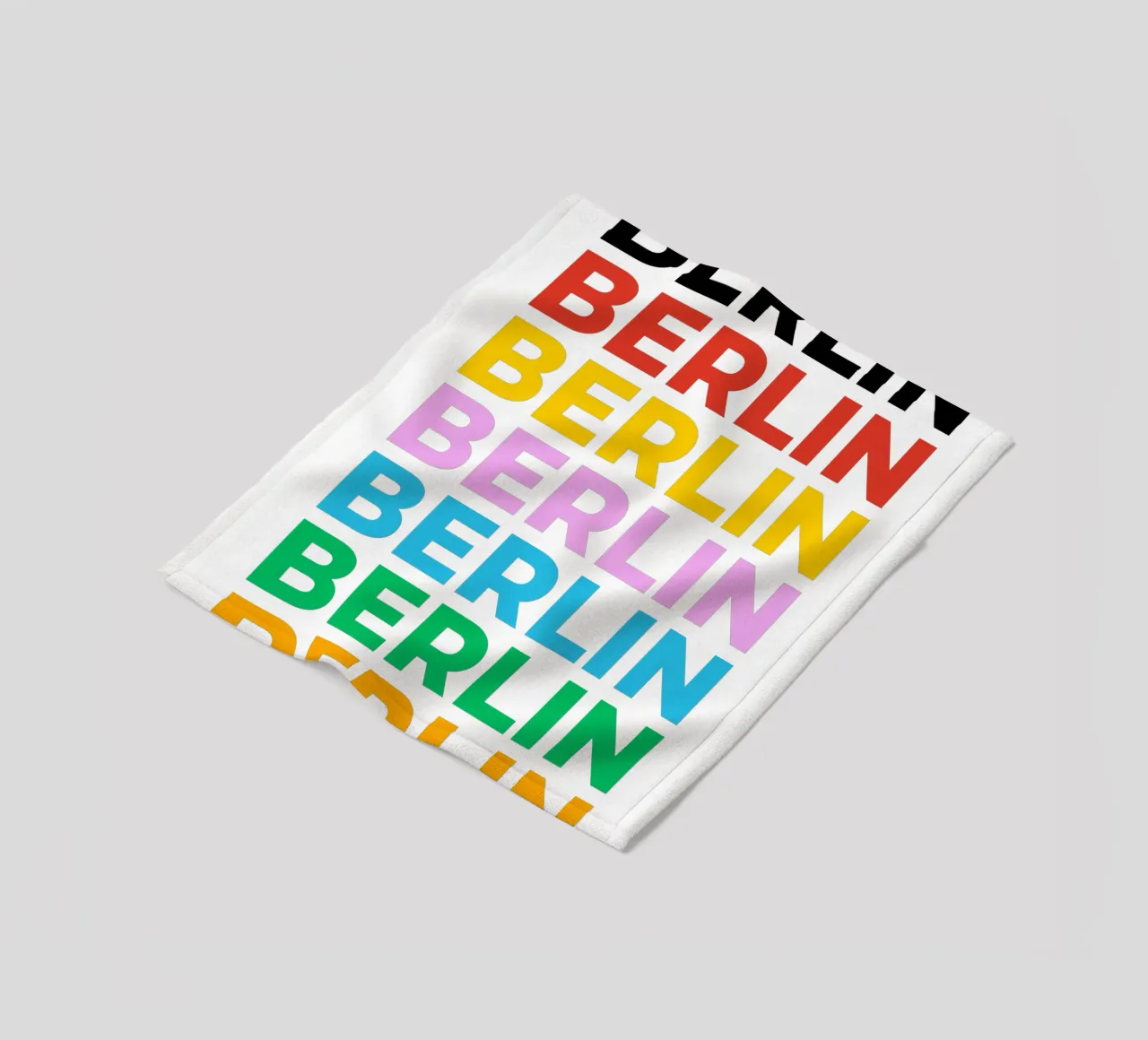 Design tipografico berlinese con lettere colorate coperta in pile da Berlin Moments