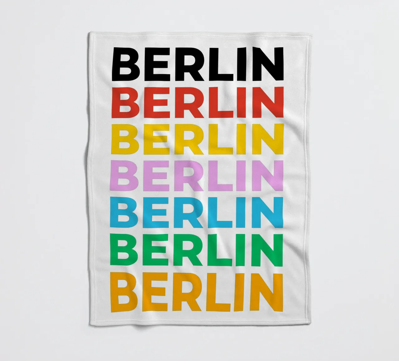 Design tipografico berlinese con lettere colorate coperta in pile da Berlin Moments