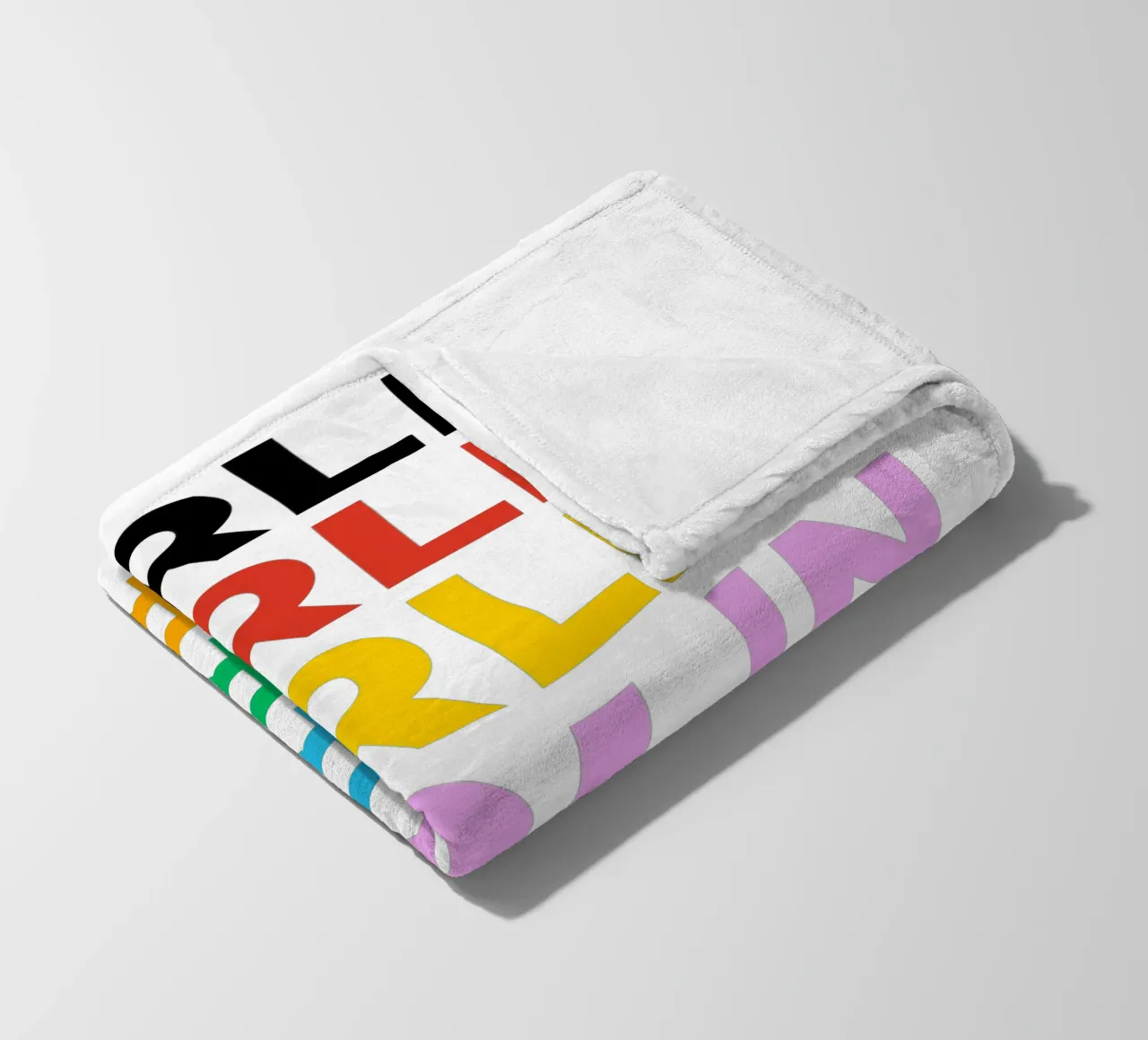 Design tipografico berlinese con lettere colorate coperta in pile da Berlin Moments