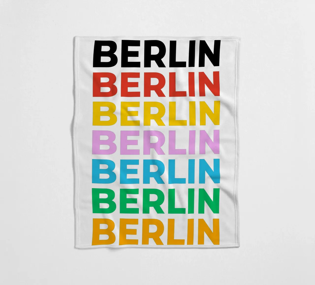 Design tipografico berlinese con lettere colorate coperta in pile da Berlin Moments