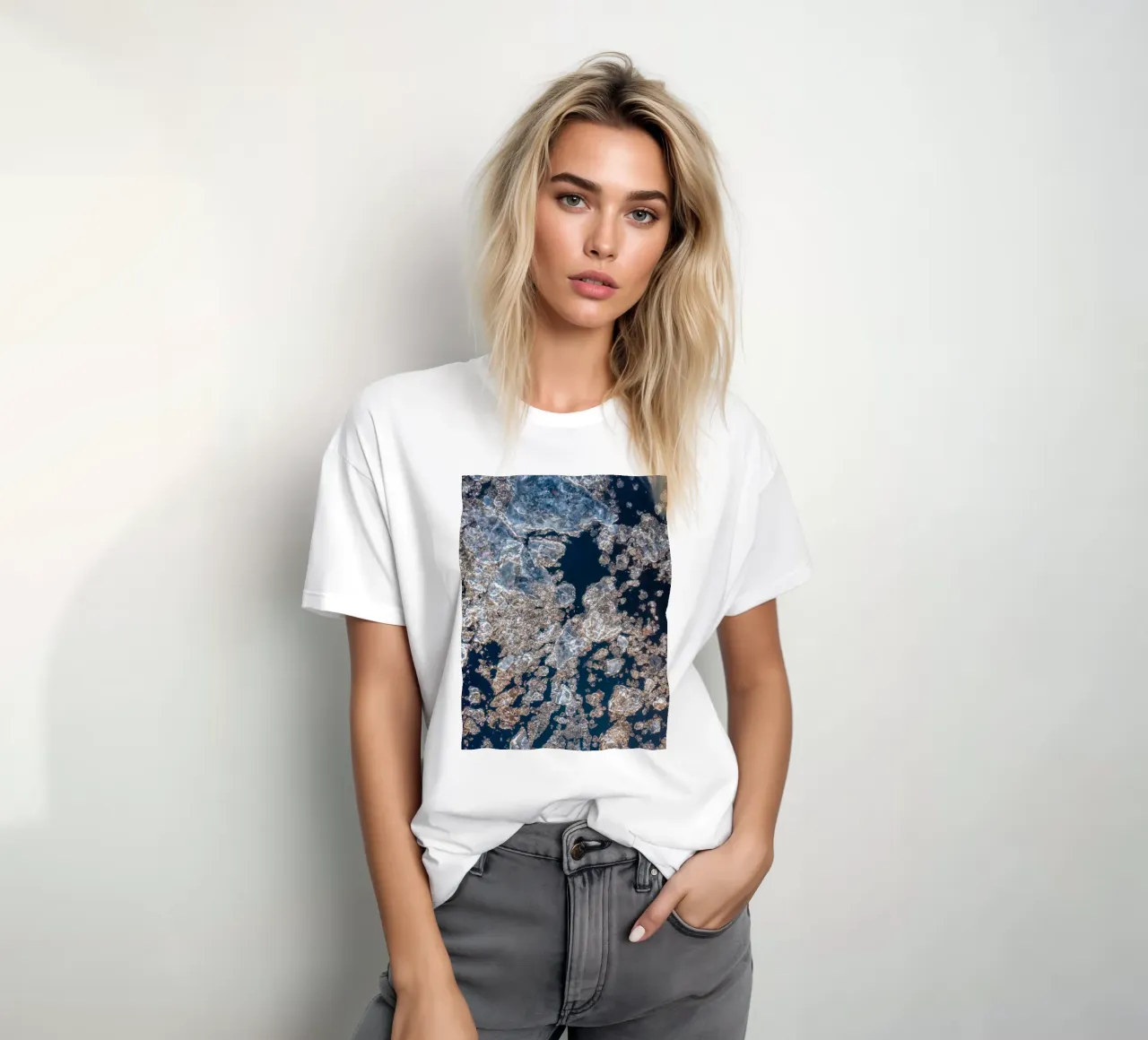 Abstract ijsgoud - Elegant winterontwerp t-shirt van Whole©