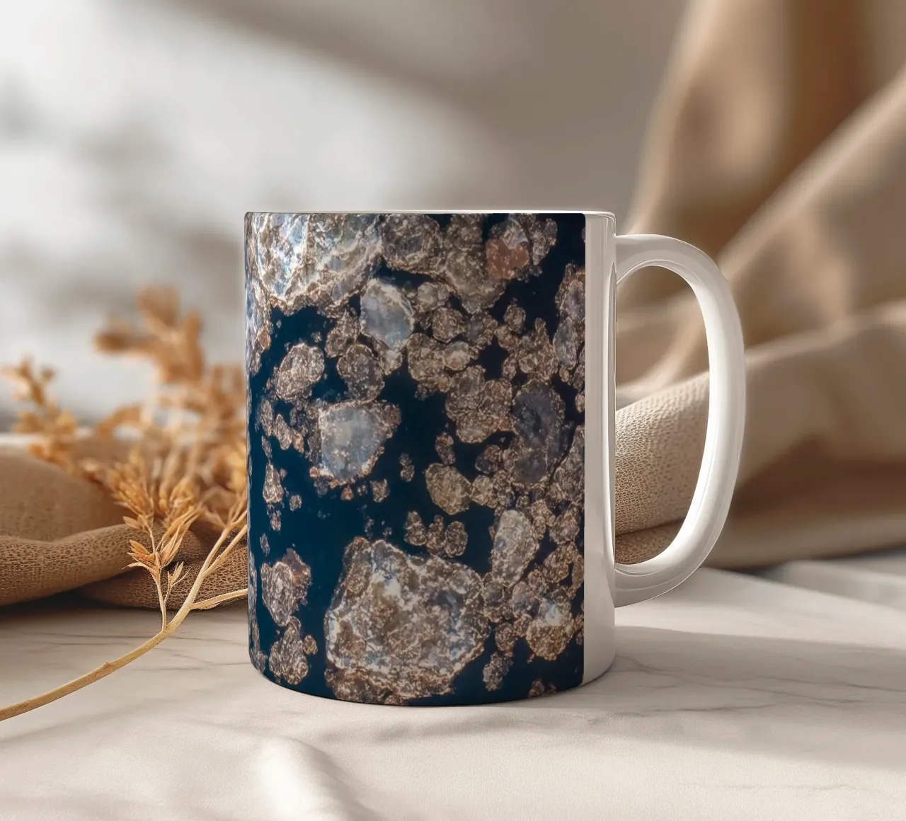 Abstract ijsgoud - Elegant winterontwerp keramische mok van Whole©