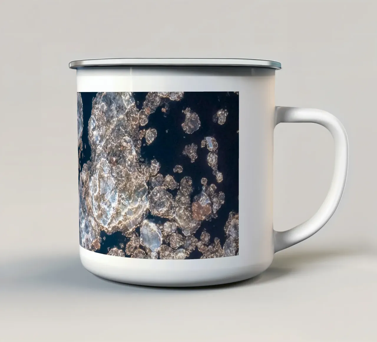Abstract ijsgoud - Elegant winterontwerp emaille mok van Whole©