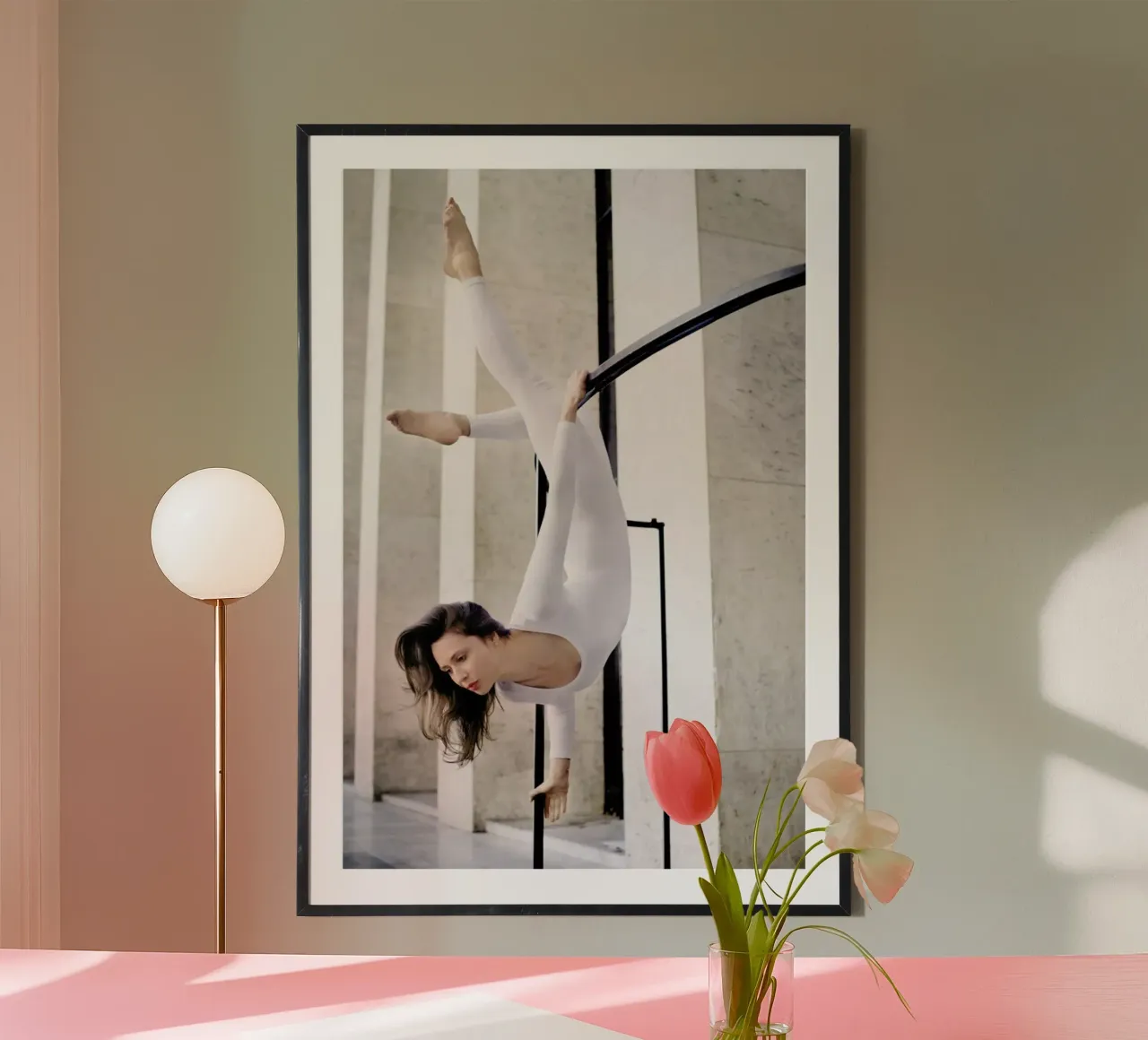 Paris #4 poster con telaio in legno da The Urban Yoga
