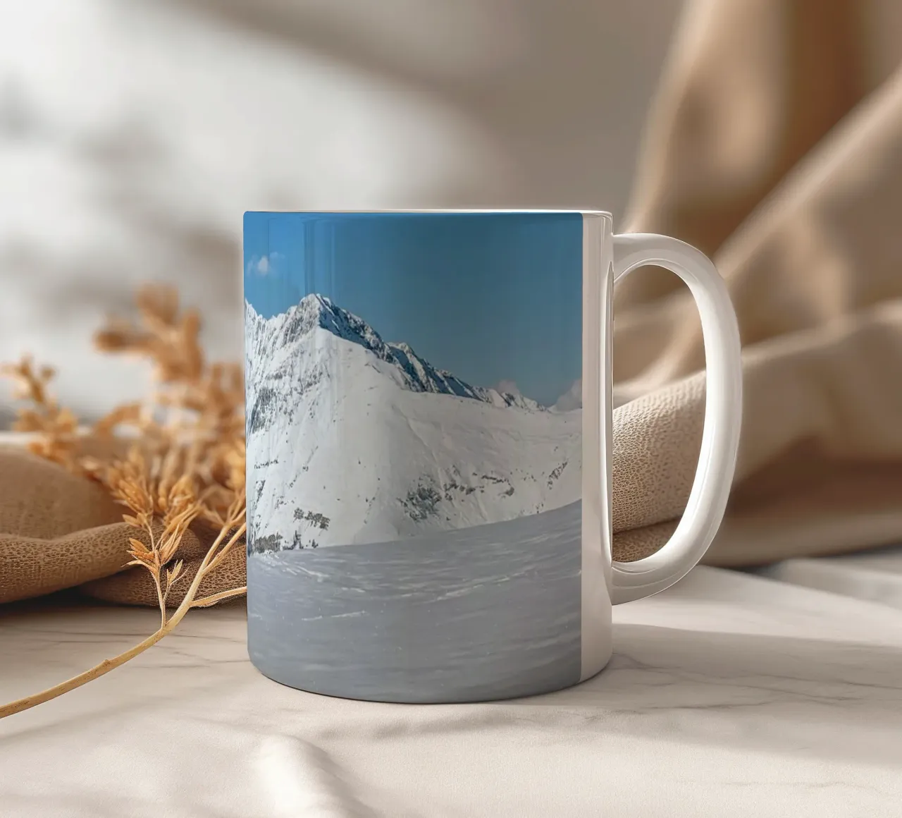Winter bergpanorama - Heldere natuurlijke esthetiek keramische mok van Whole©