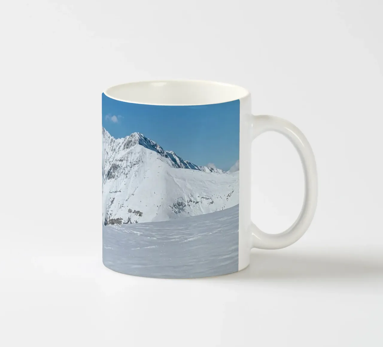 Winter bergpanorama - Heldere natuurlijke esthetiek keramische mok van Whole©