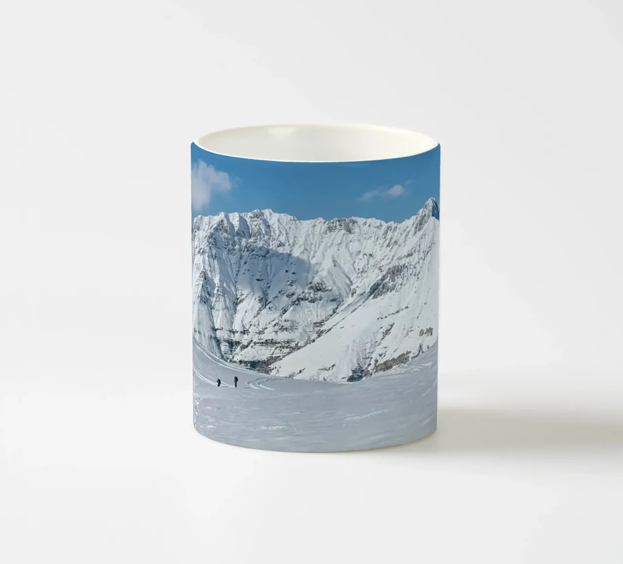 Winter bergpanorama - Heldere natuurlijke esthetiek keramische mok van Whole©