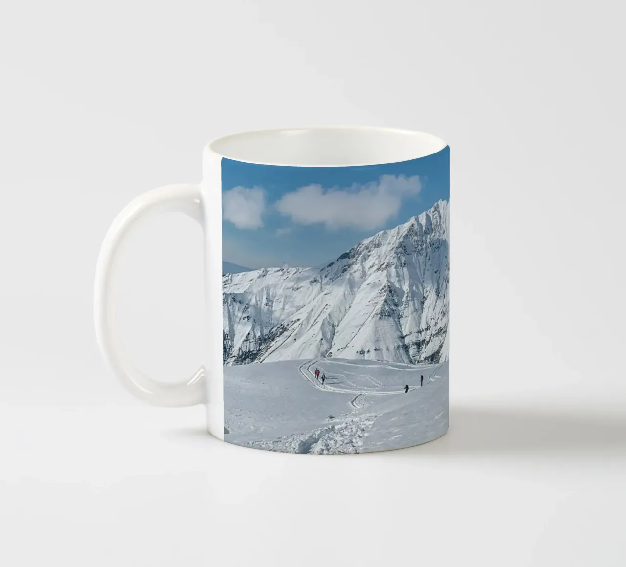 Winter bergpanorama - Heldere natuurlijke esthetiek keramische mok van Whole©