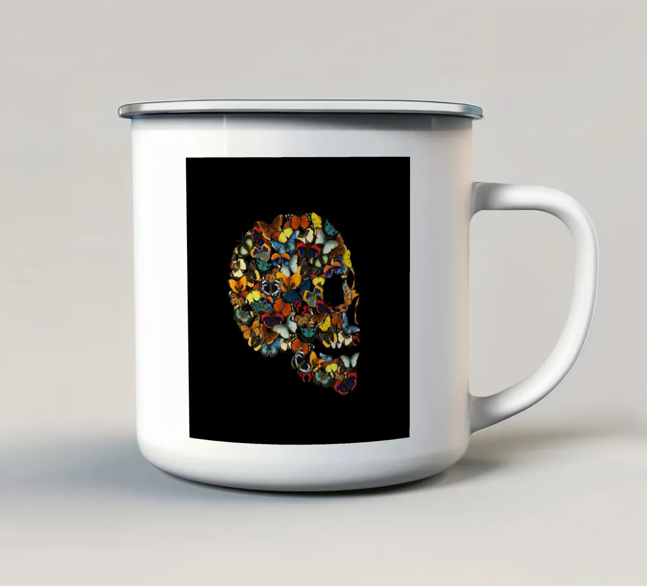 Collage di teschi di farfalle tazza in smalto da Tobe Fonseca