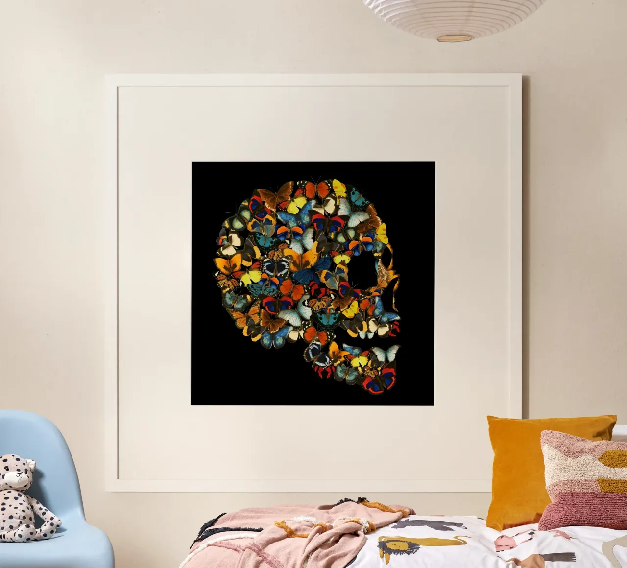 Collage di teschi di farfalle poster con telaio in plastica da Tobe Fonseca